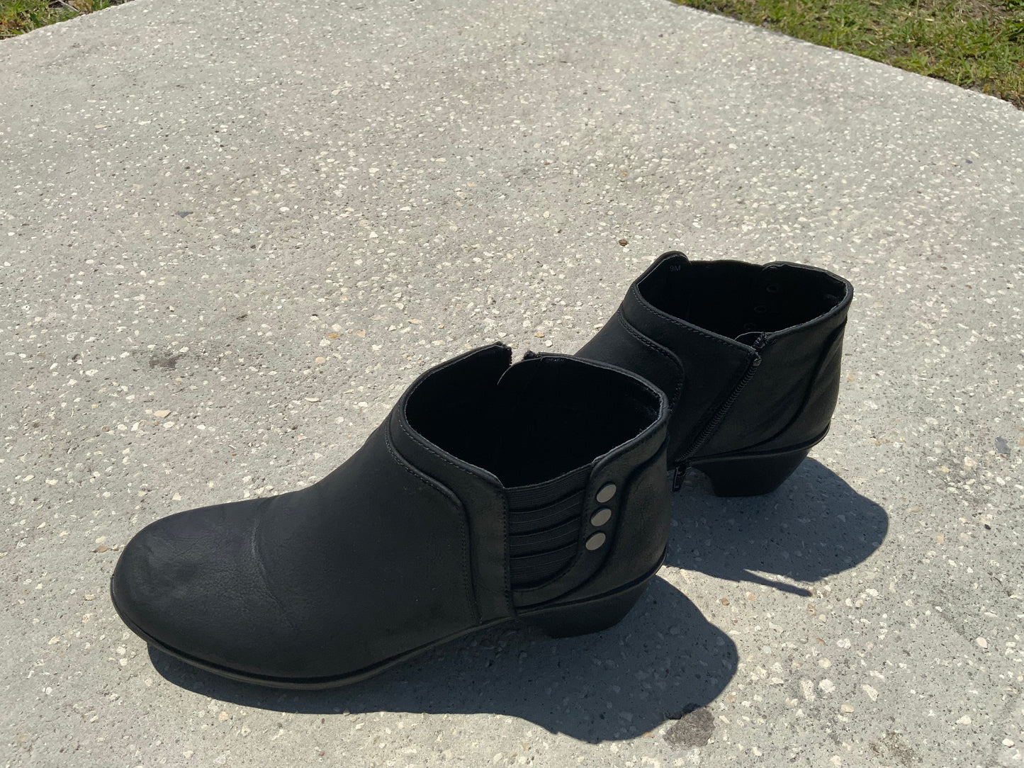 Easy Street Jessalyn Booties in Black