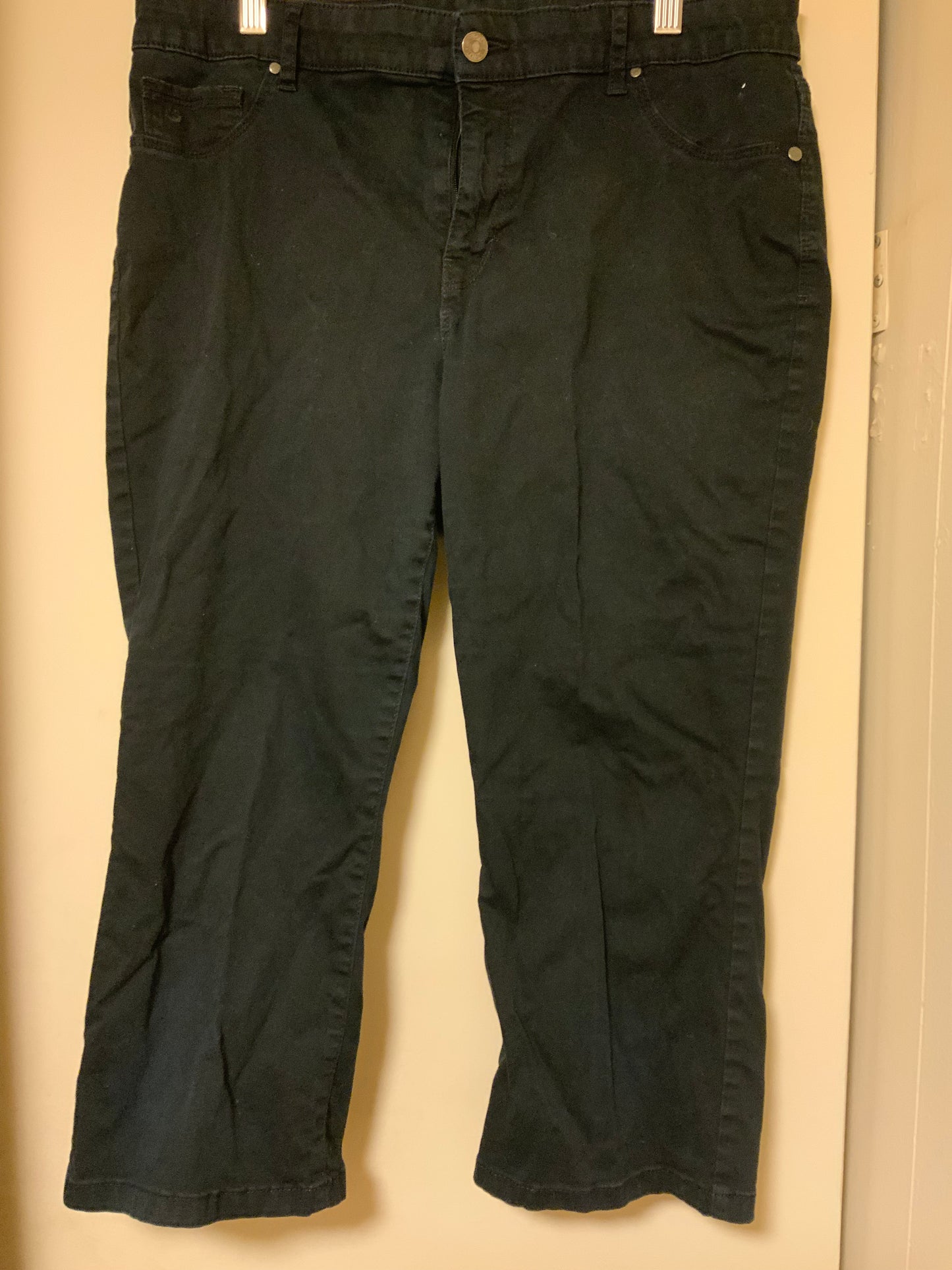 Gloria Vanderbilt Khakis Capris in Black