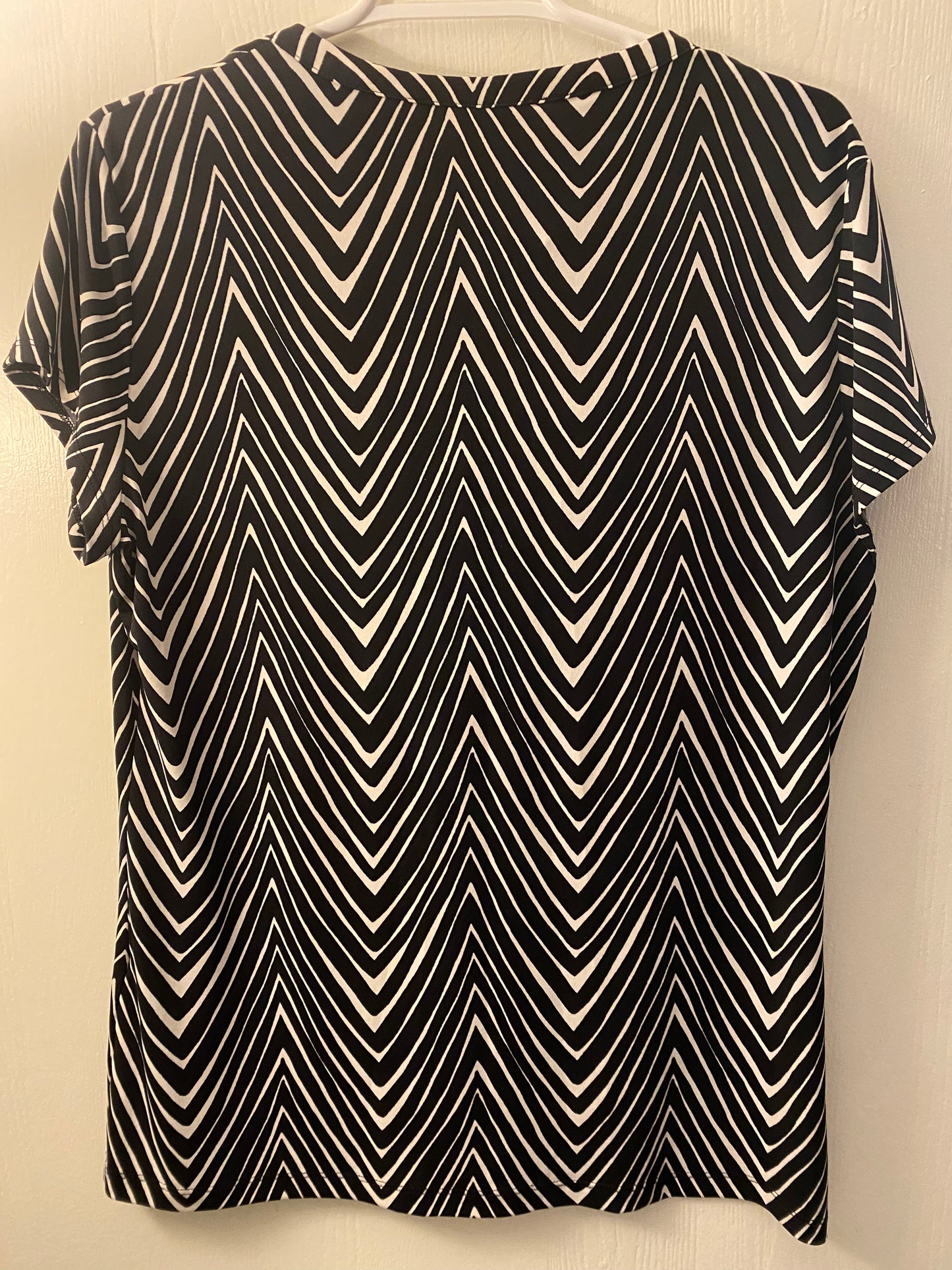 NY&Co Women's Zigzag Stripe Short Sleeve Split Top