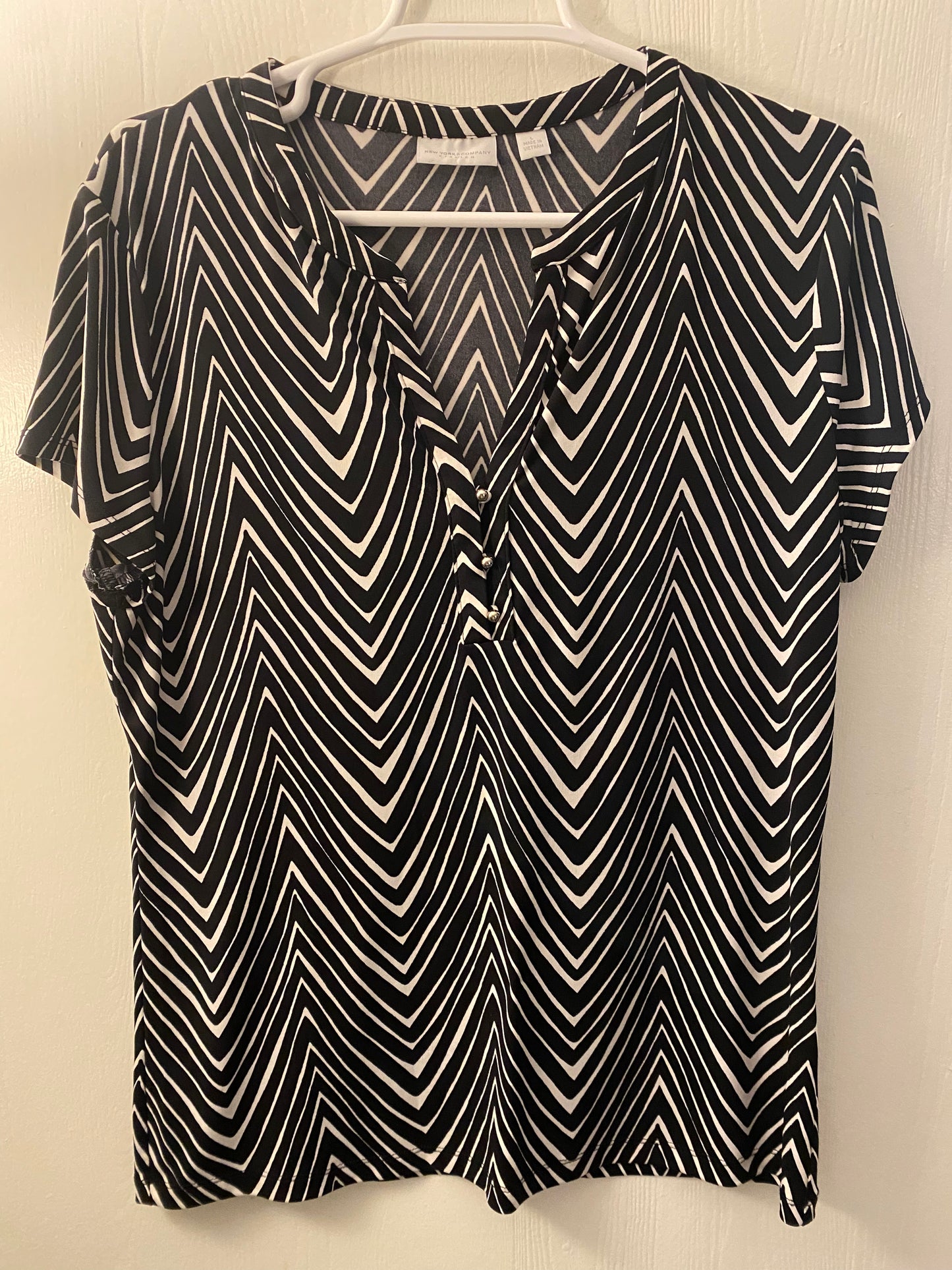 NY&Co Women's Zigzag Stripe Short Sleeve Split Top